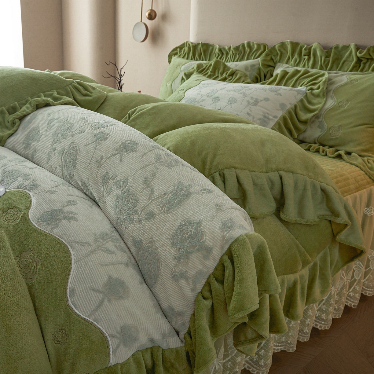 91家纺网 家纺一手货源 找家纺 宜凡家纺 2025新款牛奶绒雕花刺绣夹棉床裙四件套 温情玫瑰 绿