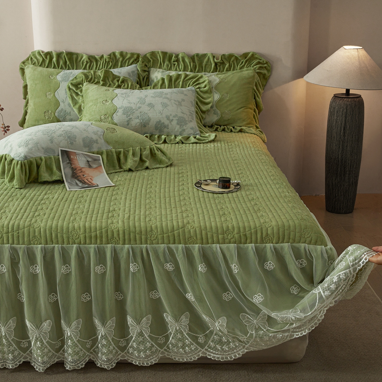 91家纺网 家纺一手货源 找家纺 宜凡家纺 2025新款牛奶绒雕花刺绣夹棉床裙四件套 温情玫瑰 绿