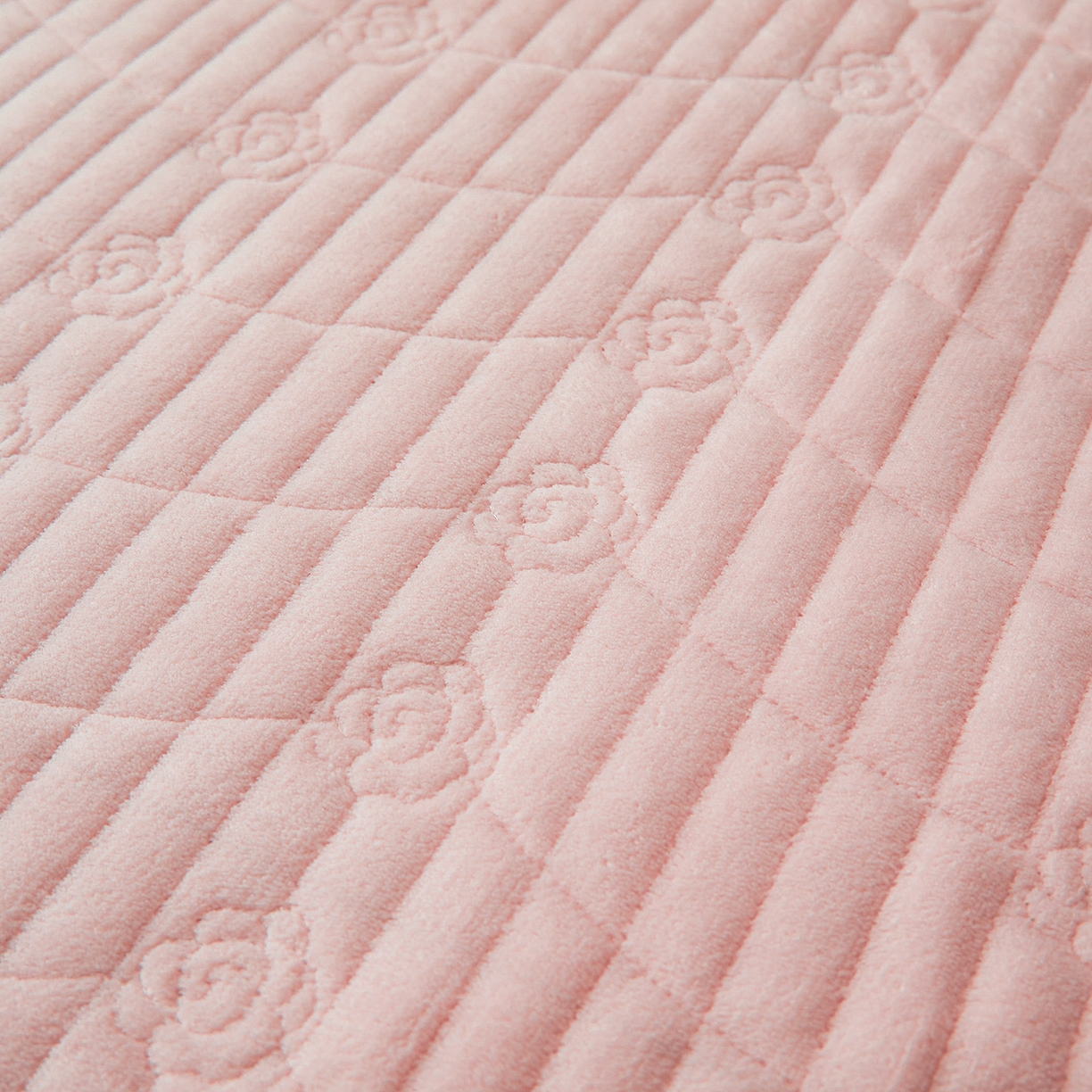 91家纺网 家纺一手货源 找家纺 宜凡家纺 2025新款牛奶绒雕花刺绣夹棉床裙四件套 温情玫瑰 玉