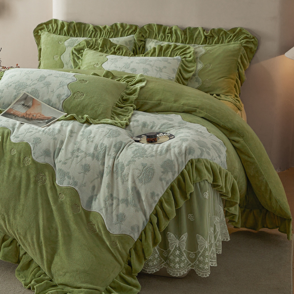 91家纺网 家纺一手货源 找家纺 宜凡家纺 2025新款牛奶绒雕花刺绣夹棉床裙四件套 温情玫瑰 绿