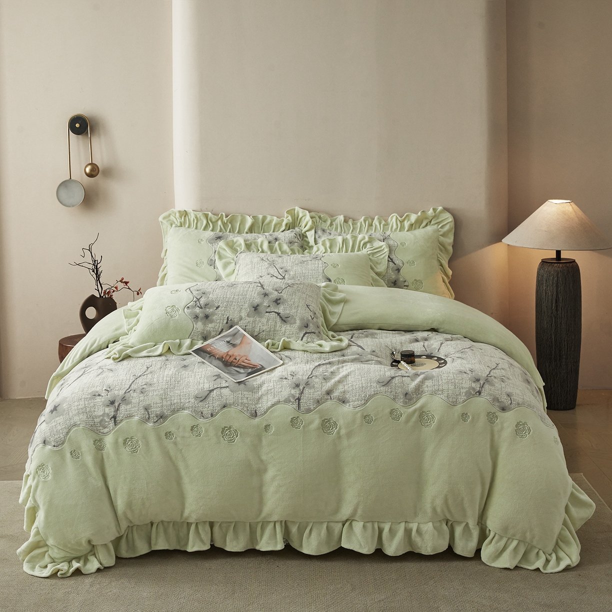 91家纺网 家纺一手货源 找家纺 宜凡家纺 2025新款牛奶绒雕花刺绣夹棉床裙四件套 寒梅絮语 绿