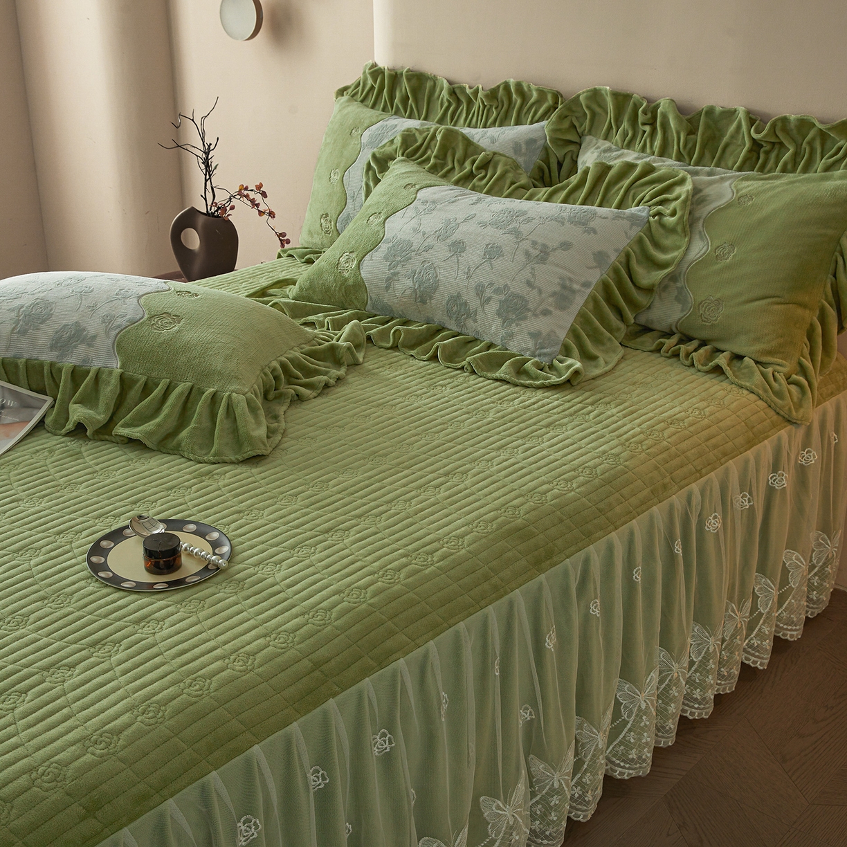 91家纺网 家纺一手货源 找家纺 宜凡家纺 2025新款牛奶绒雕花刺绣夹棉床裙四件套 温情玫瑰 绿