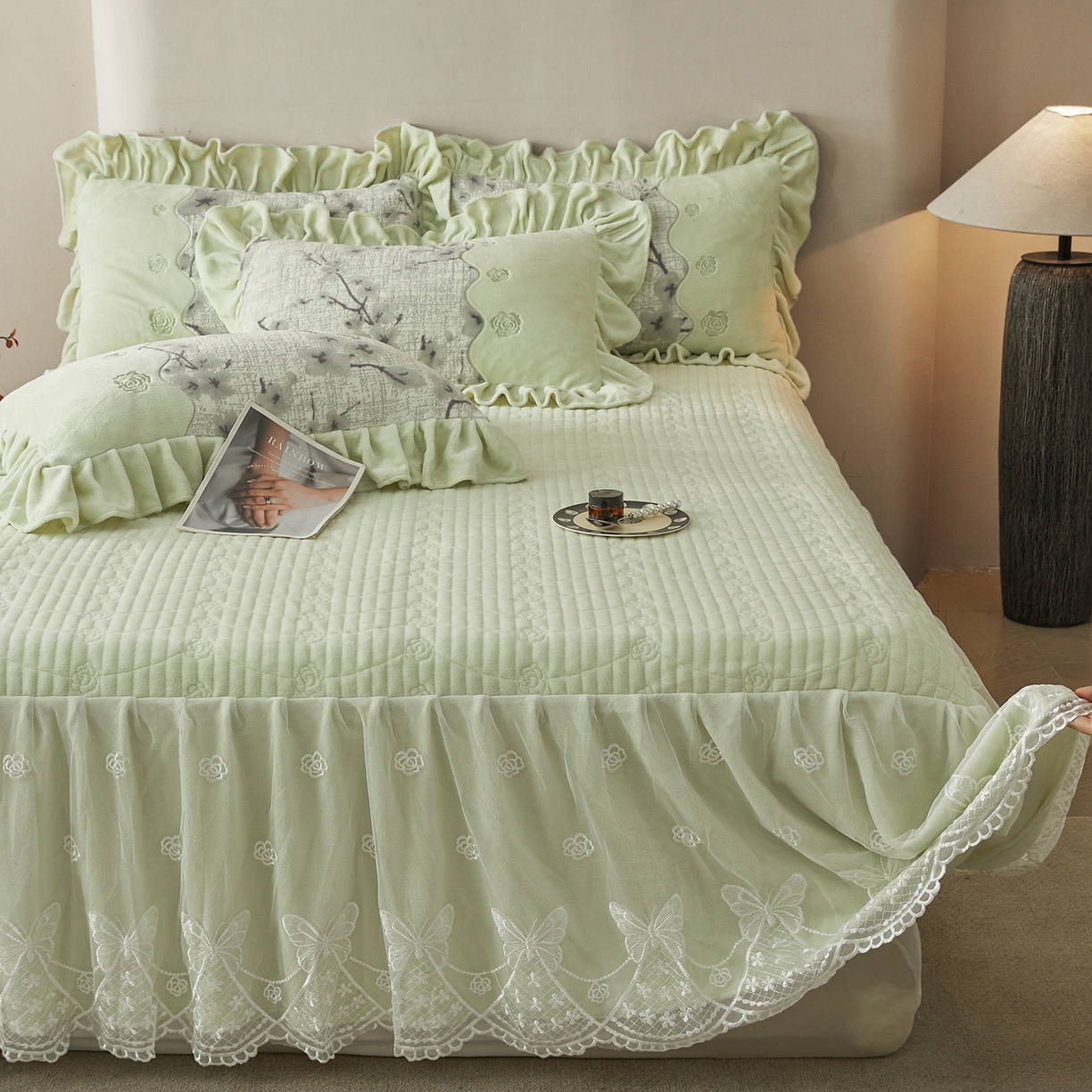 91家纺网 家纺一手货源 找家纺 宜凡家纺 2025新款牛奶绒雕花刺绣夹棉床裙四件套 寒梅絮语 绿