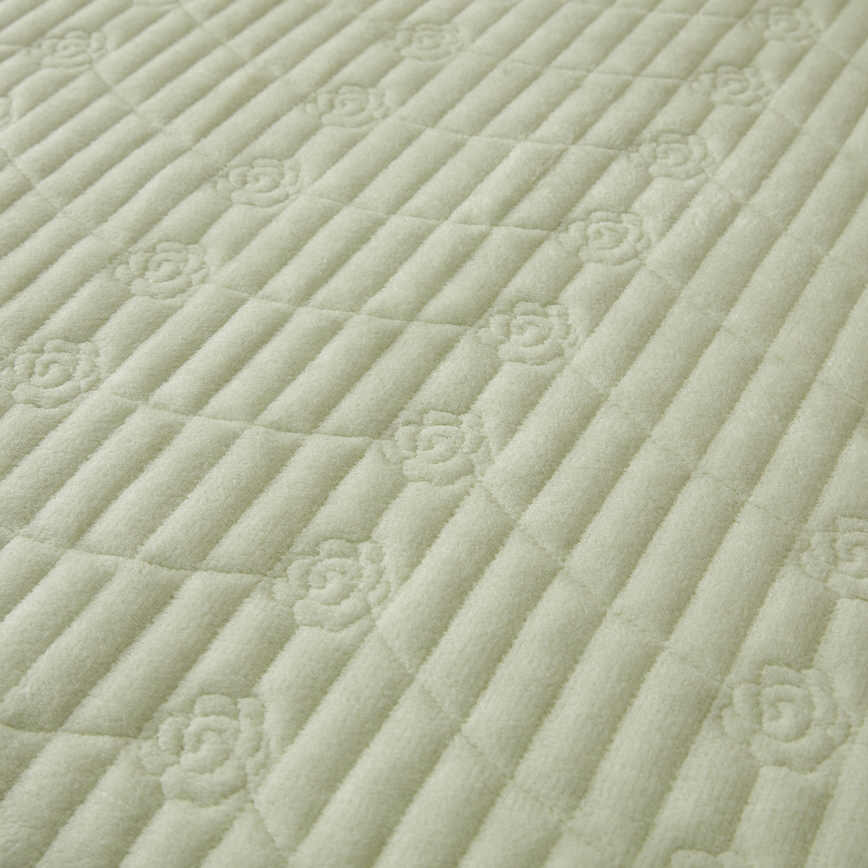 91家纺网 家纺一手货源 找家纺 宜凡家纺 2025新款牛奶绒雕花刺绣夹棉床裙四件套 寒梅絮语 绿