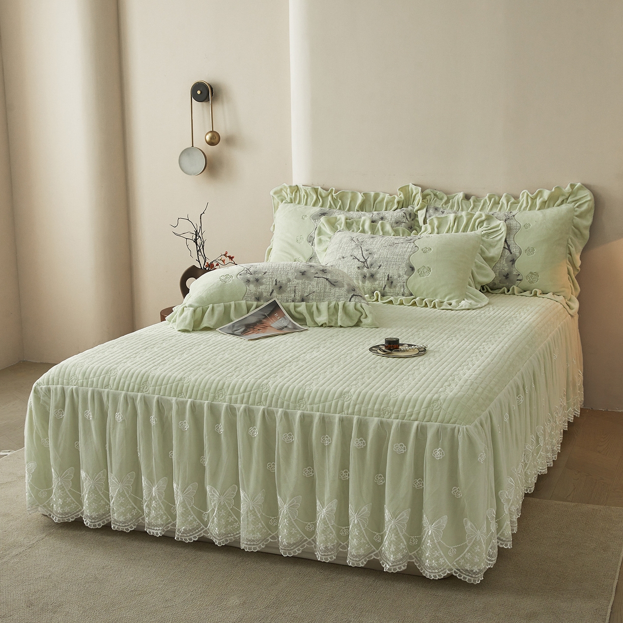 91家纺网 家纺一手货源 找家纺 宜凡家纺 2025新款牛奶绒雕花刺绣夹棉床裙四件套 寒梅絮语 绿