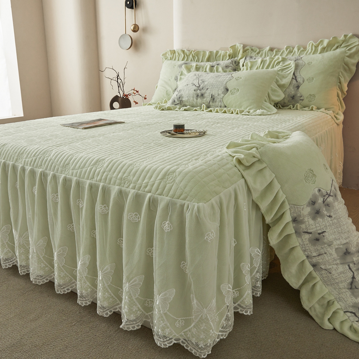 91家纺网 家纺一手货源 找家纺 宜凡家纺 2025新款牛奶绒雕花刺绣夹棉床裙四件套 寒梅絮语 绿