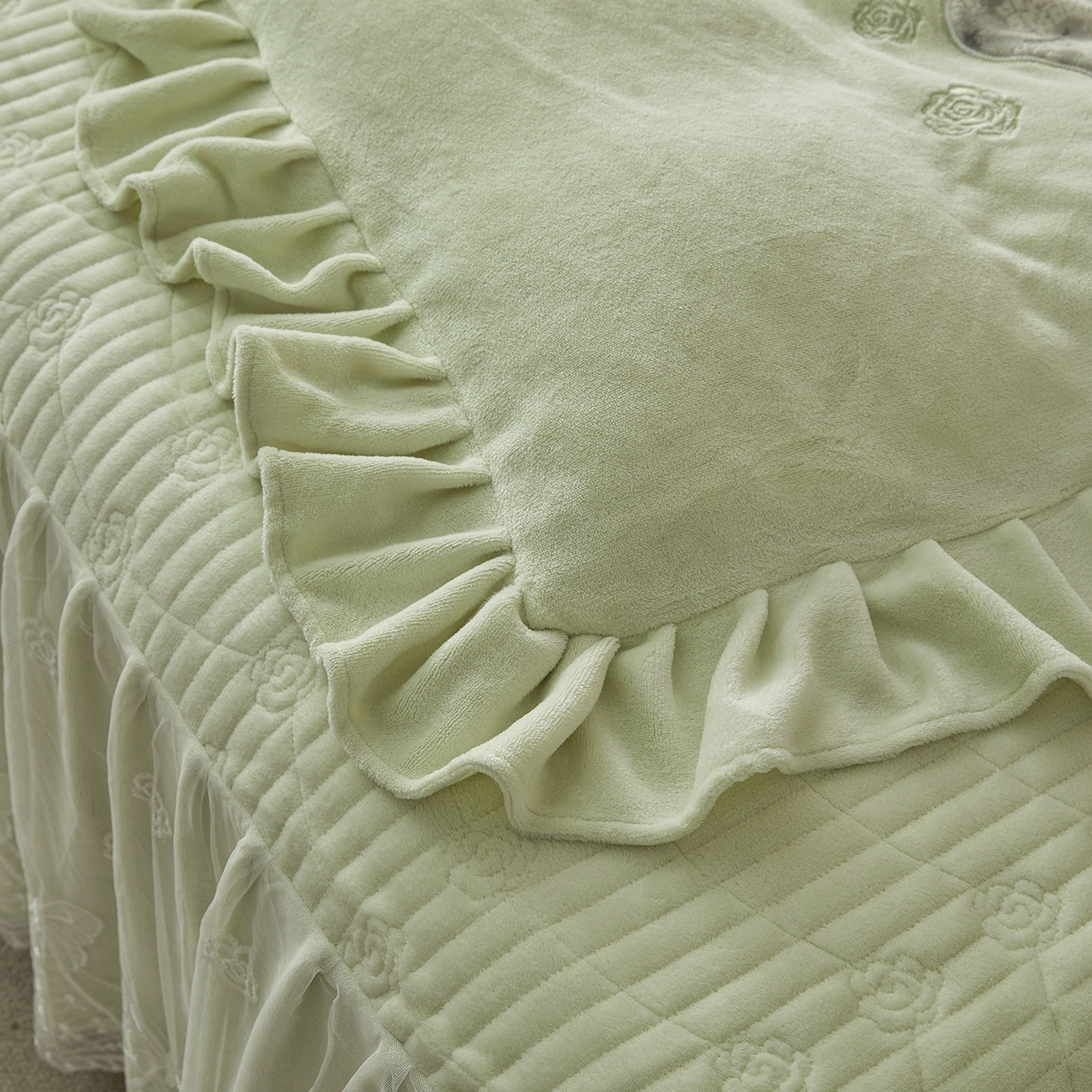 91家纺网 家纺一手货源 找家纺 宜凡家纺 2025新款牛奶绒雕花刺绣夹棉床裙四件套 寒梅絮语 绿