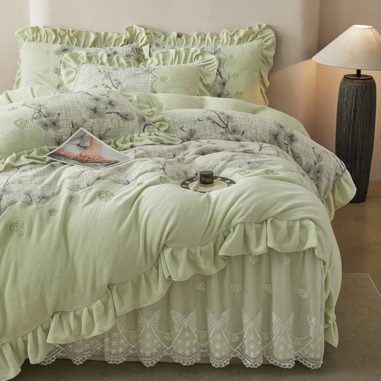 91家纺网 家纺一手货源 找家纺 宜凡家纺 2025新款牛奶绒雕花刺绣夹棉床裙四件套 寒梅絮语 绿