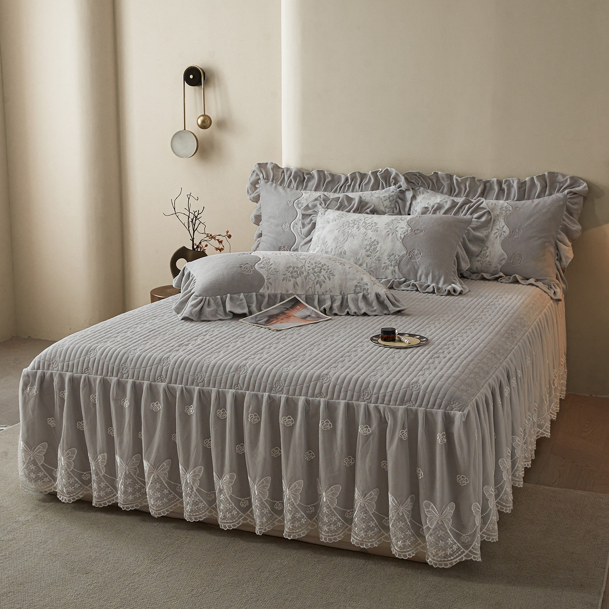 91家纺网 家纺一手货源 找家纺 宜凡家纺 2025新款牛奶绒雕花刺绣夹棉床裙四件套 倚梅傲雪 灰