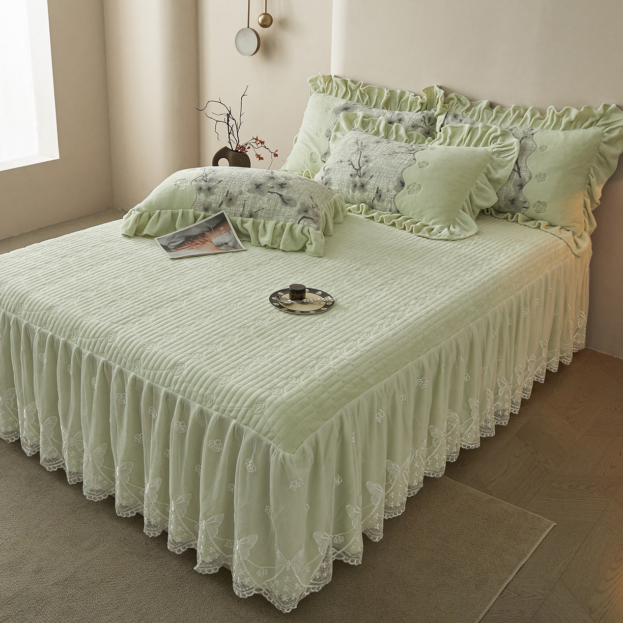 91家纺网 家纺一手货源 找家纺 宜凡家纺 2025新款牛奶绒雕花刺绣夹棉床裙四件套 寒梅絮语 绿