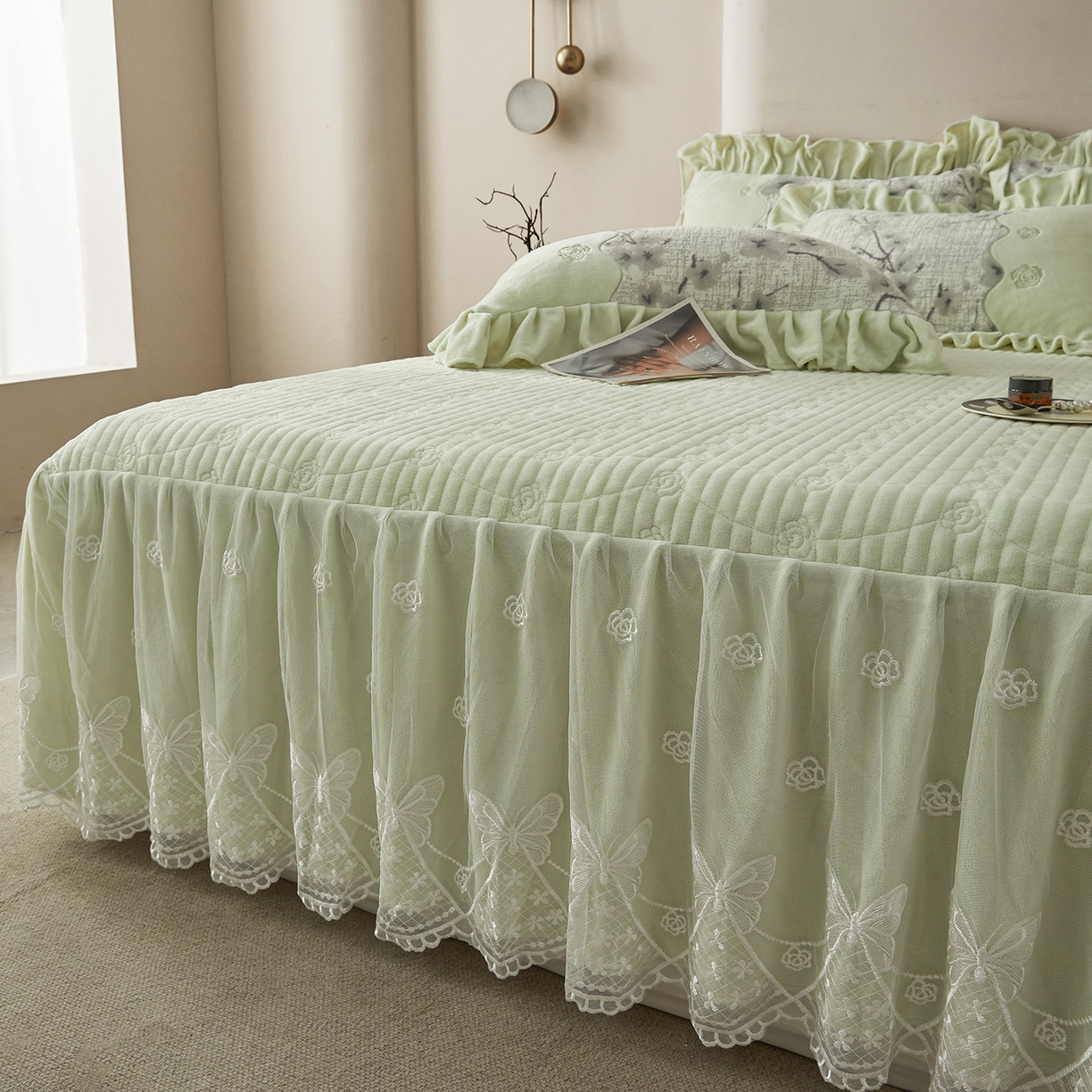 91家纺网 家纺一手货源 找家纺 宜凡家纺 2025新款牛奶绒雕花刺绣夹棉床裙四件套 寒梅絮语 绿