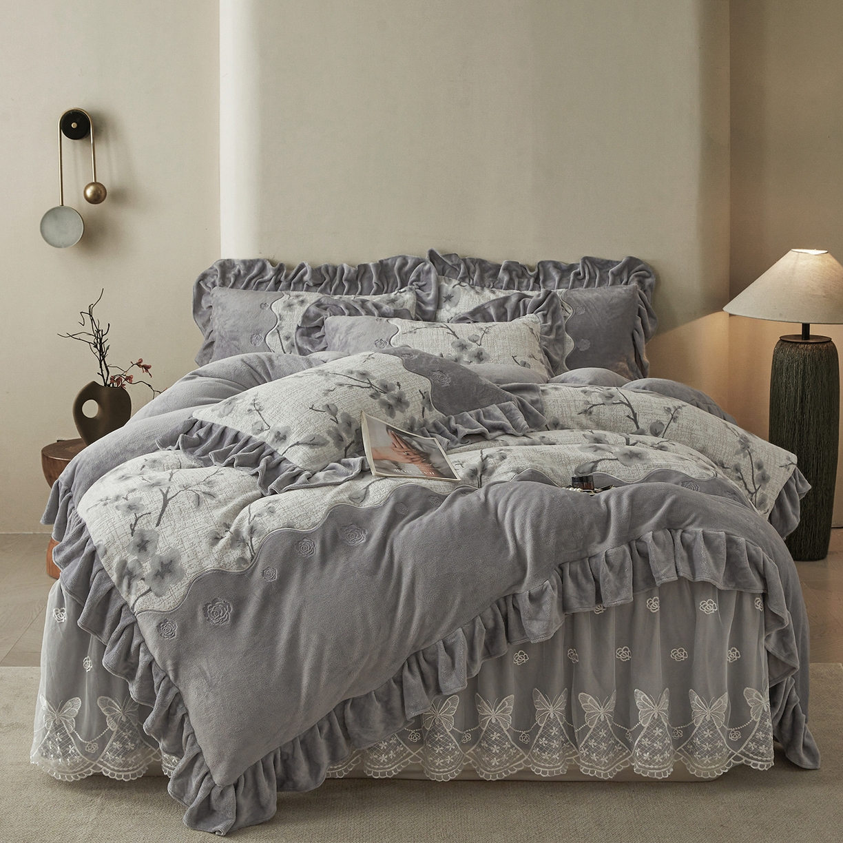 宜凡家纺 2025新款牛奶绒雕花刺绣夹棉床裙四件套 寒梅絮语 灰