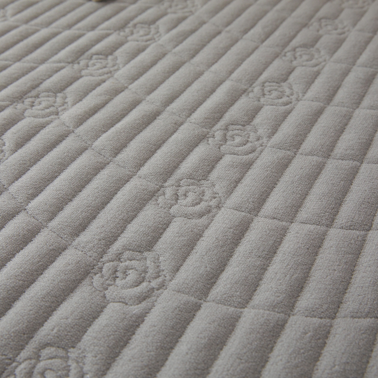 91家纺网 家纺一手货源 找家纺 宜凡家纺 2025新款牛奶绒雕花刺绣夹棉床裙四件套 倚梅傲雪 灰