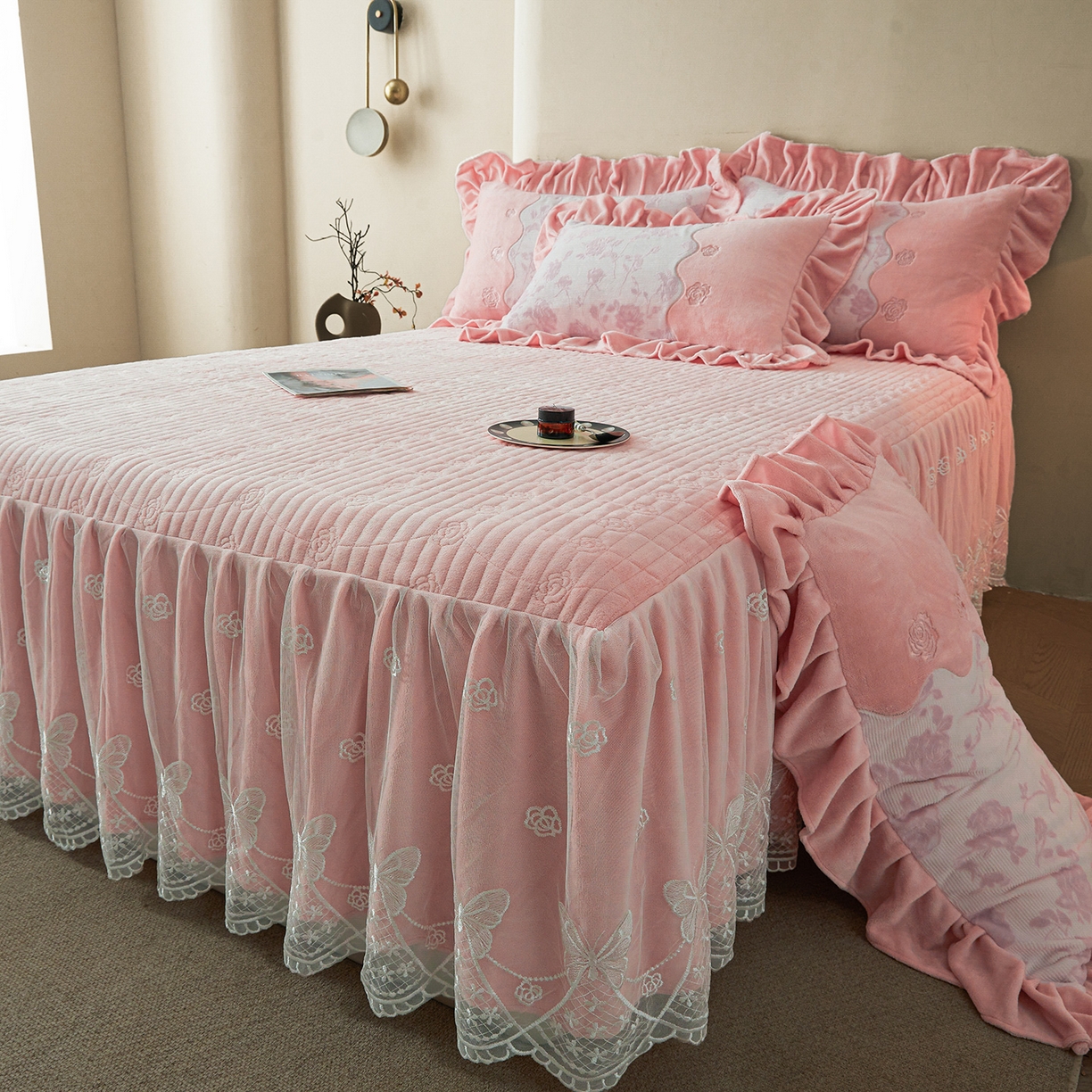 91家纺网 家纺一手货源 找家纺 宜凡家纺 2025新款牛奶绒雕花刺绣夹棉床裙四件套 温情玫瑰 玉