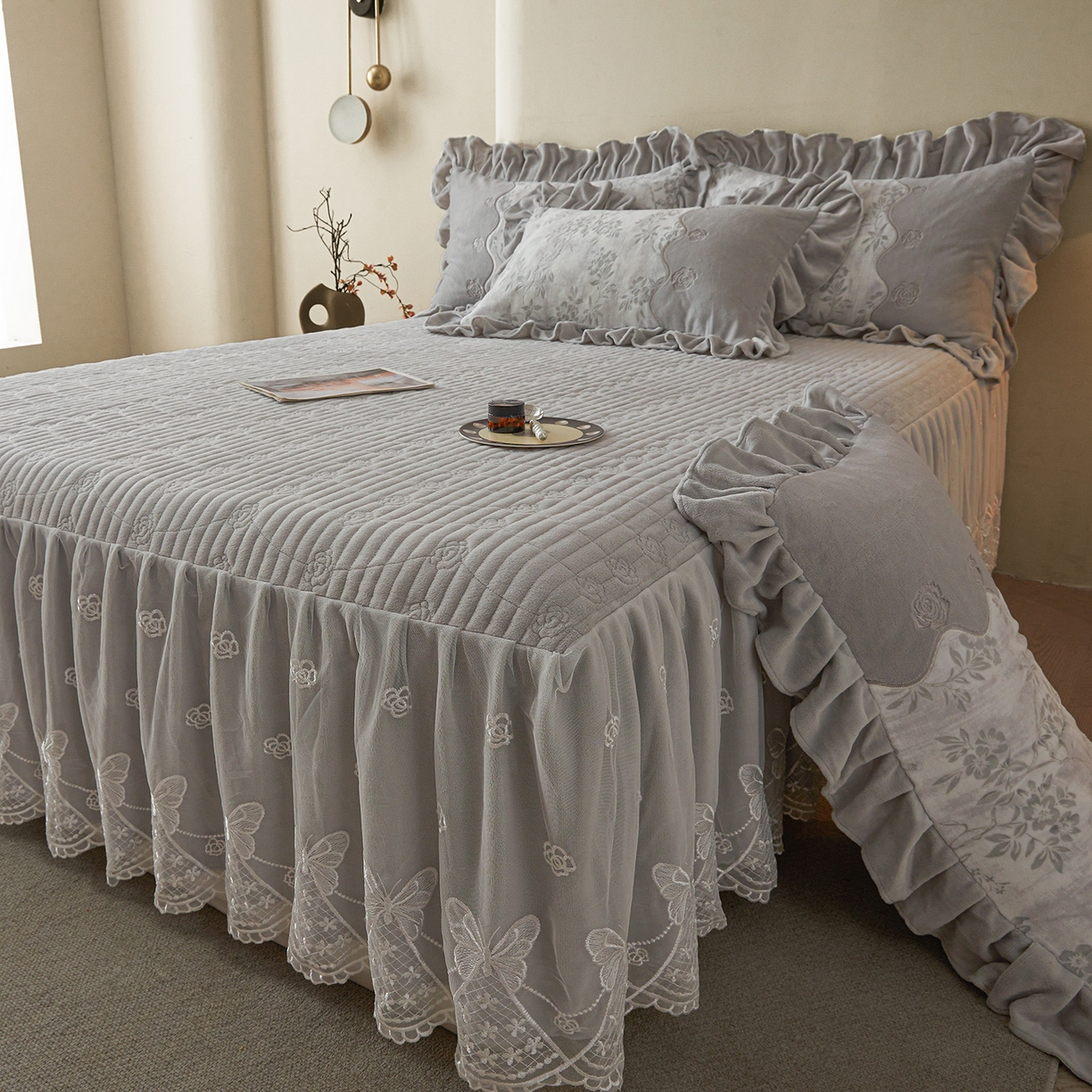 91家纺网 家纺一手货源 找家纺 宜凡家纺 2025新款牛奶绒雕花刺绣夹棉床裙四件套 倚梅傲雪 灰