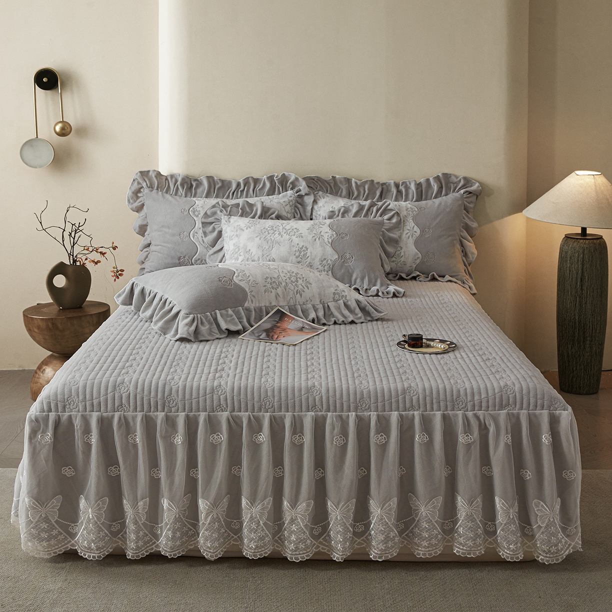 91家纺网 家纺一手货源 找家纺 宜凡家纺 2025新款牛奶绒雕花刺绣夹棉床裙四件套 倚梅傲雪 灰