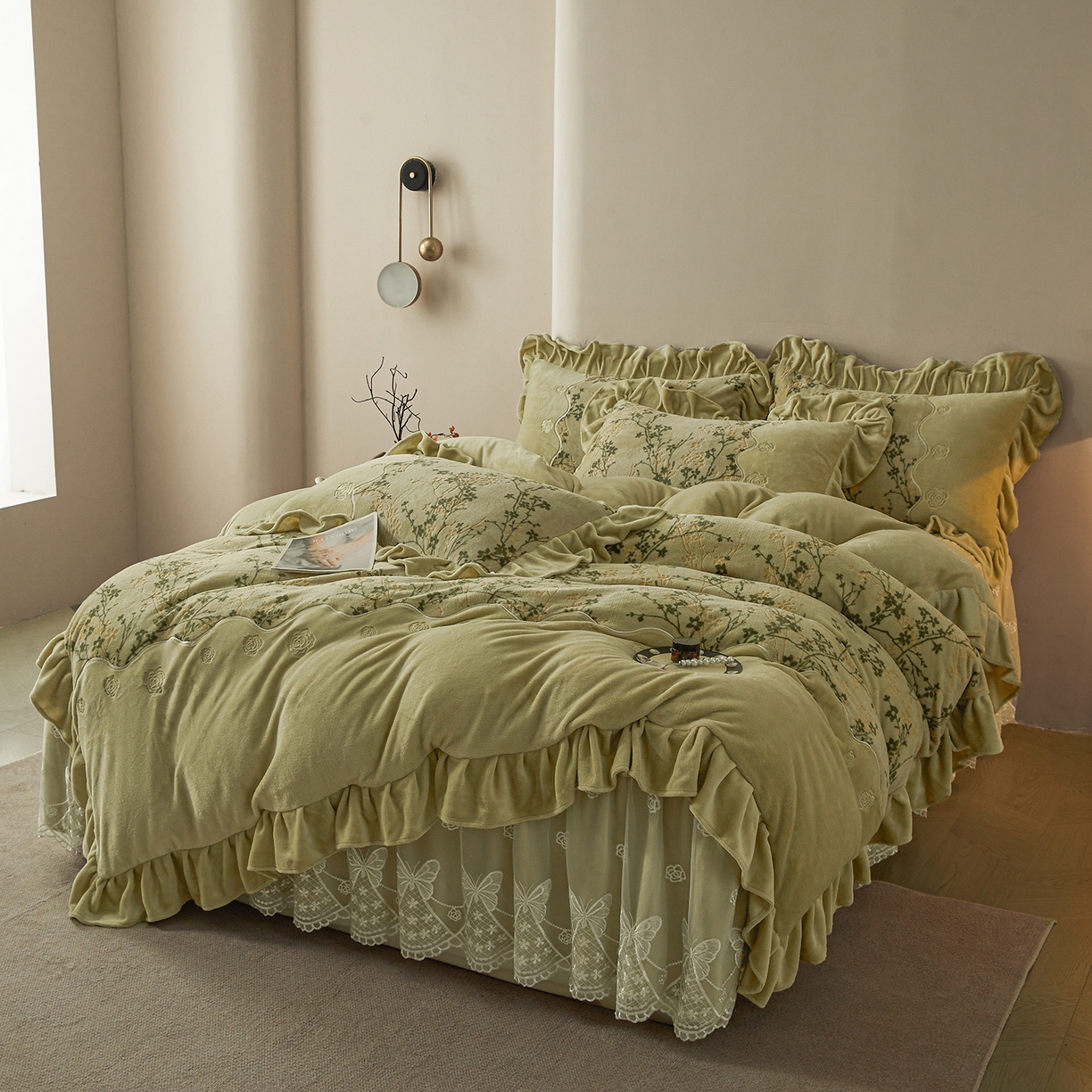 91家纺网 家纺一手货源 找家纺 宜凡家纺 2025新款牛奶绒雕花刺绣夹棉床裙四件套 倚梅傲雪 墨绿