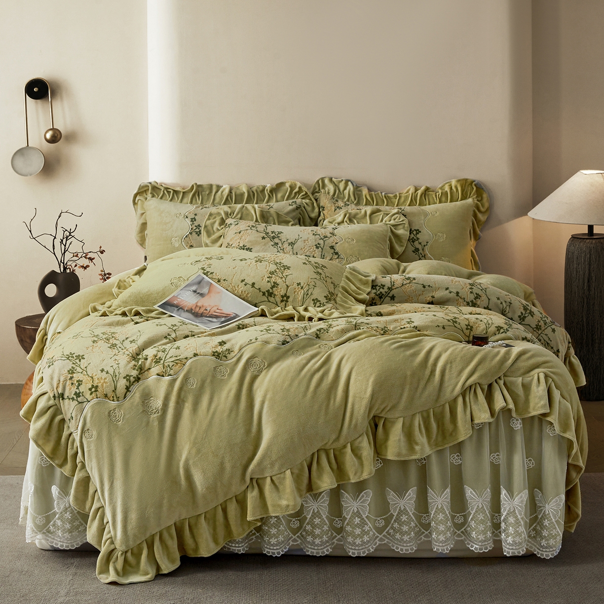 91家纺网 家纺一手货源 找家纺 宜凡家纺 2025新款牛奶绒雕花刺绣夹棉床裙四件套 倚梅傲雪 墨绿