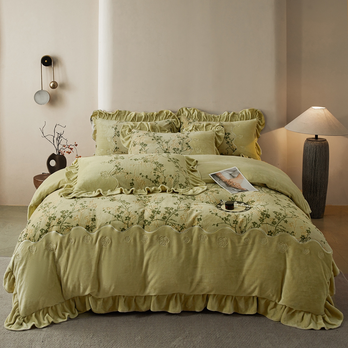 91家纺网 家纺一手货源 找家纺 宜凡家纺 2025新款牛奶绒雕花刺绣夹棉床裙四件套 倚梅傲雪 墨绿