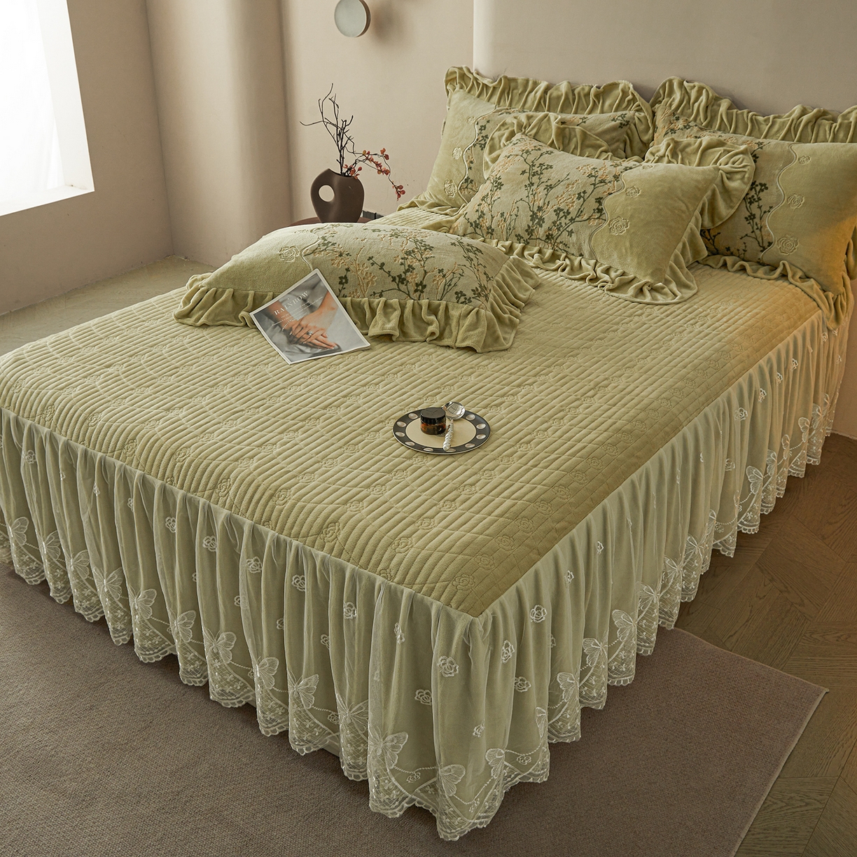 91家纺网 家纺一手货源 找家纺 （总）宜凡家纺 2025新款牛奶绒雕花刺绣夹棉床裙四件套