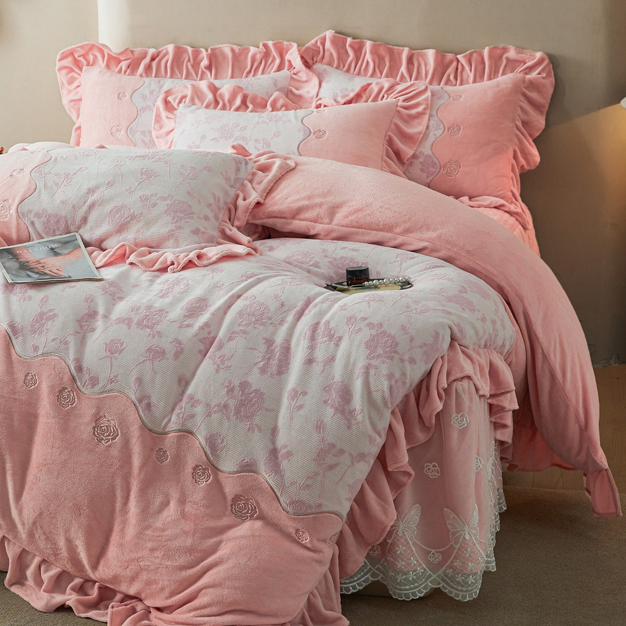 91家纺网 家纺一手货源 找家纺 宜凡家纺 2025新款牛奶绒雕花刺绣夹棉床裙四件套 温情玫瑰 玉