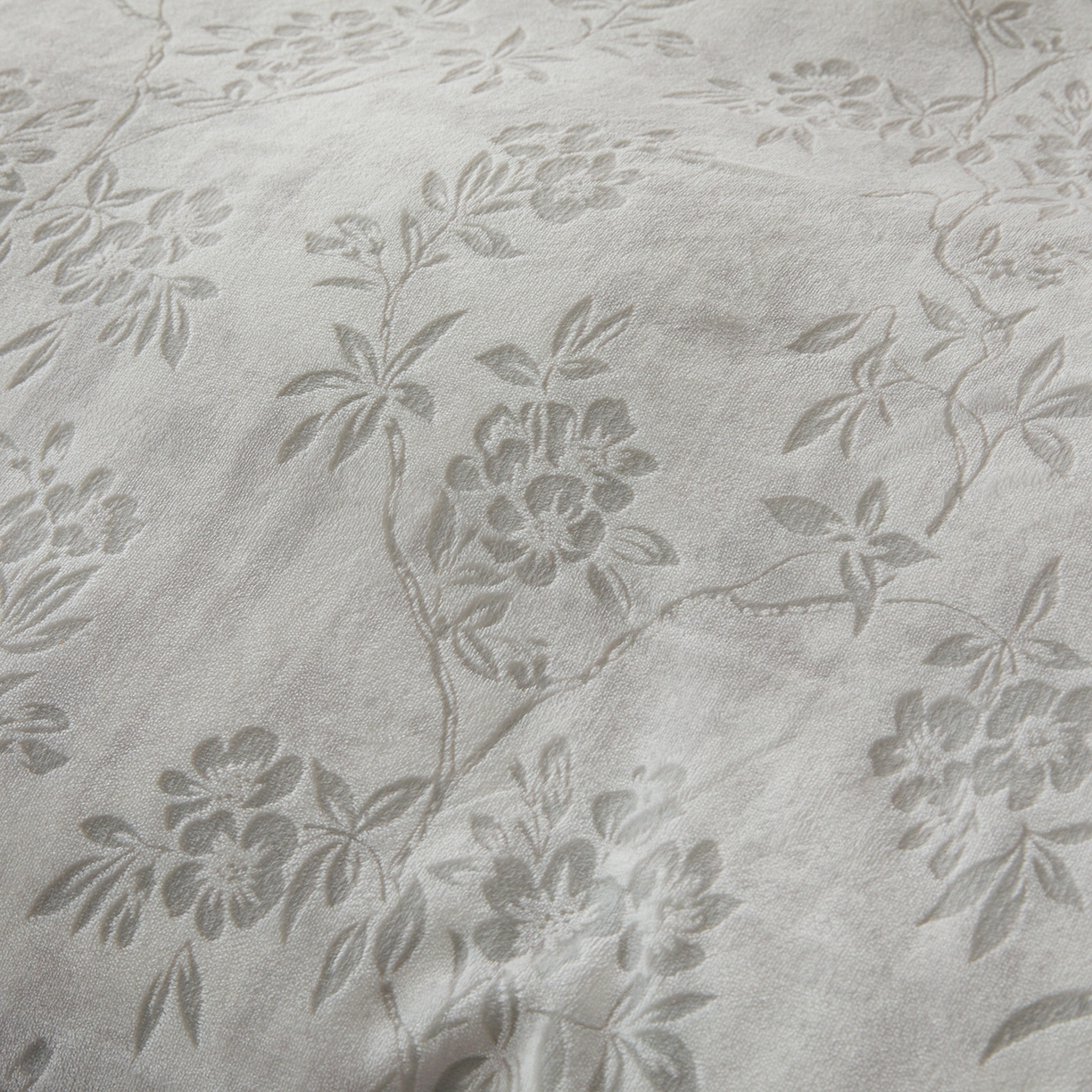 91家纺网 家纺一手货源 找家纺 宜凡家纺 2025新款牛奶绒雕花刺绣夹棉床裙四件套 倚梅傲雪 灰