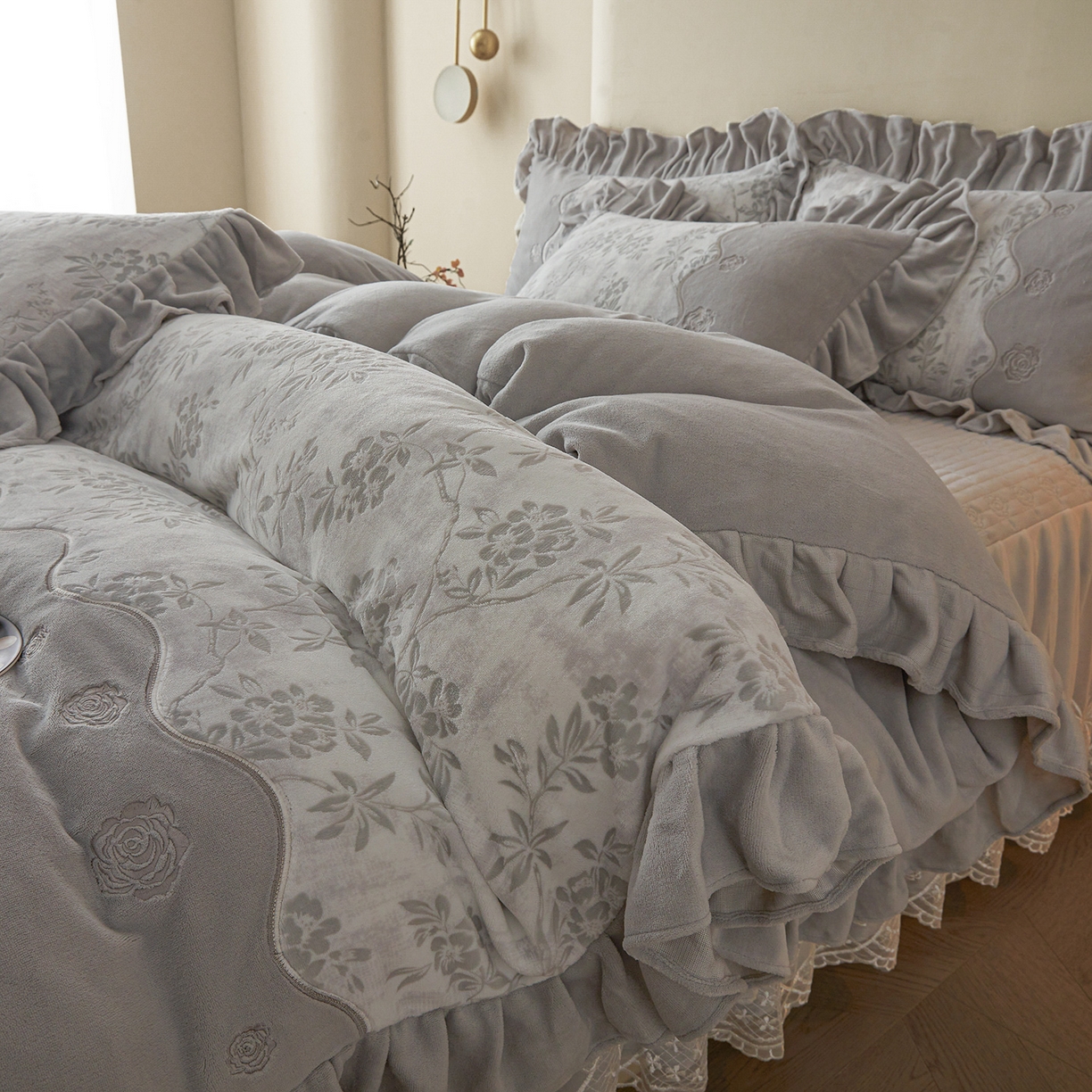 91家纺网 家纺一手货源 找家纺 宜凡家纺 2025新款牛奶绒雕花刺绣夹棉床裙四件套 倚梅傲雪 灰