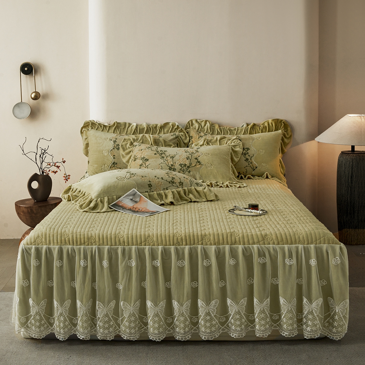 91家纺网 家纺一手货源 找家纺 宜凡家纺 2025新款牛奶绒雕花刺绣夹棉床裙四件套 倚梅傲雪 墨绿