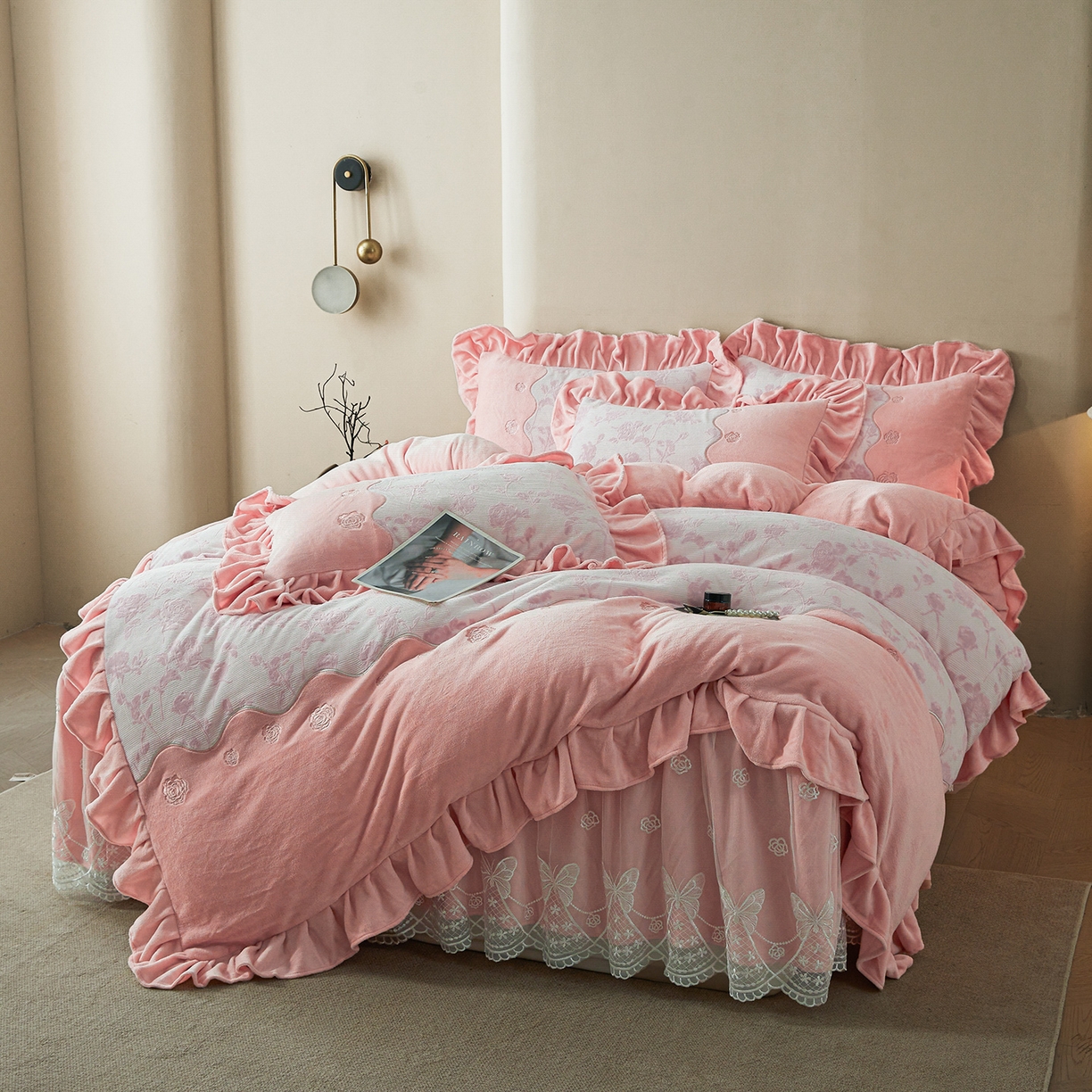 91家纺网 家纺一手货源 找家纺 宜凡家纺 2025新款牛奶绒雕花刺绣夹棉床裙四件套 温情玫瑰 玉