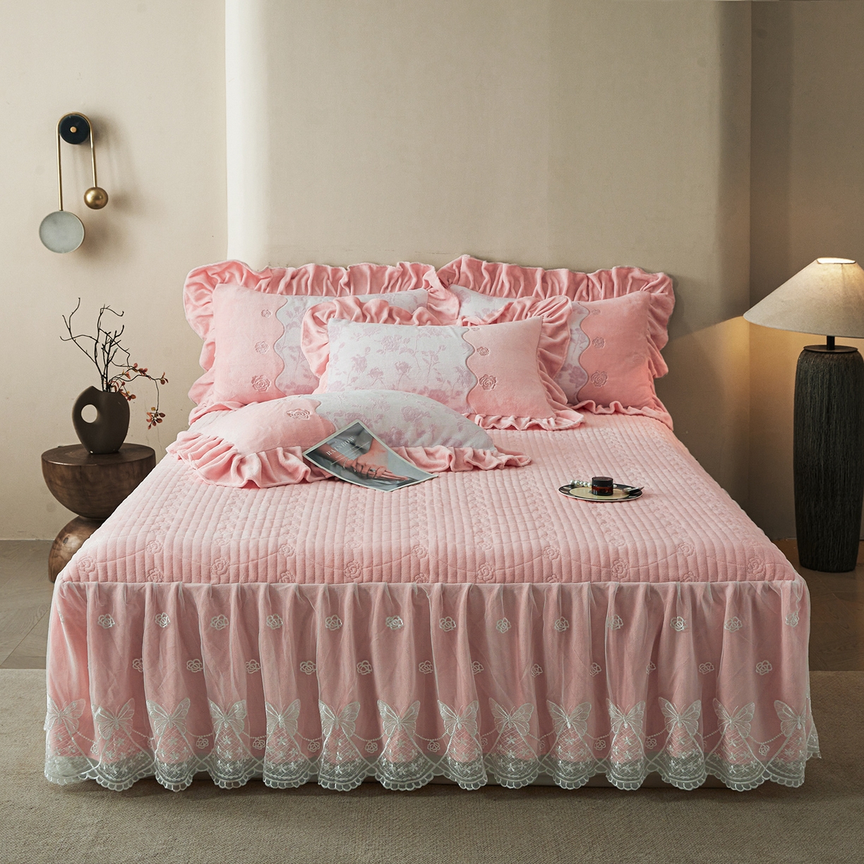 91家纺网 家纺一手货源 找家纺 宜凡家纺 2025新款牛奶绒雕花刺绣夹棉床裙四件套 温情玫瑰 玉