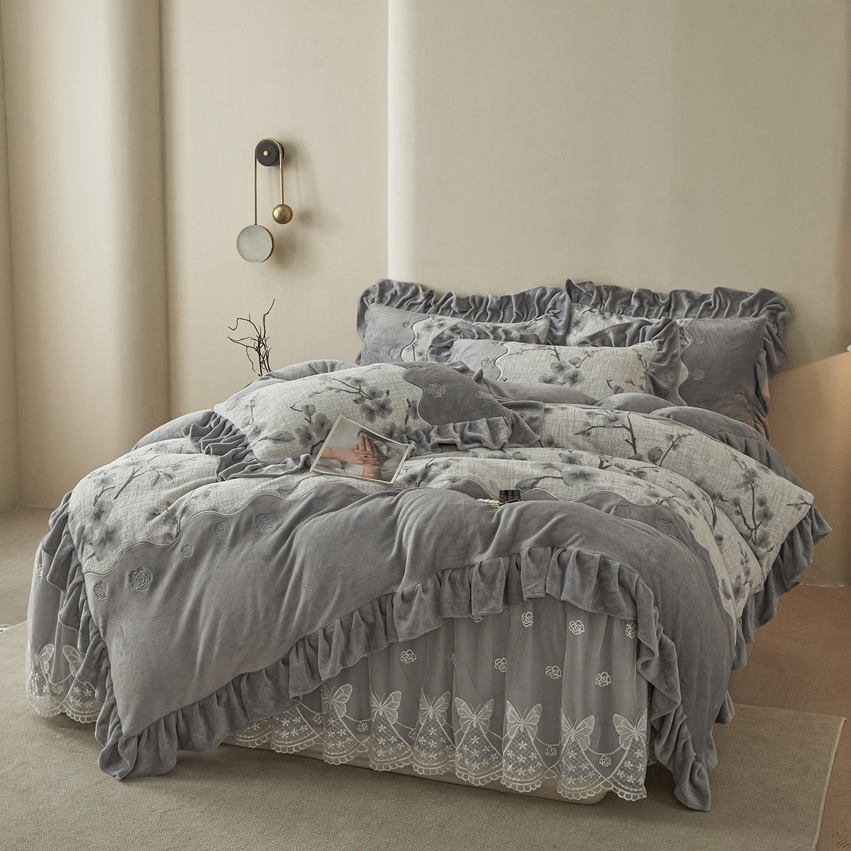 91家纺网 家纺一手货源 找家纺 宜凡家纺 2025新款牛奶绒雕花刺绣夹棉床裙四件套 寒梅絮语 灰