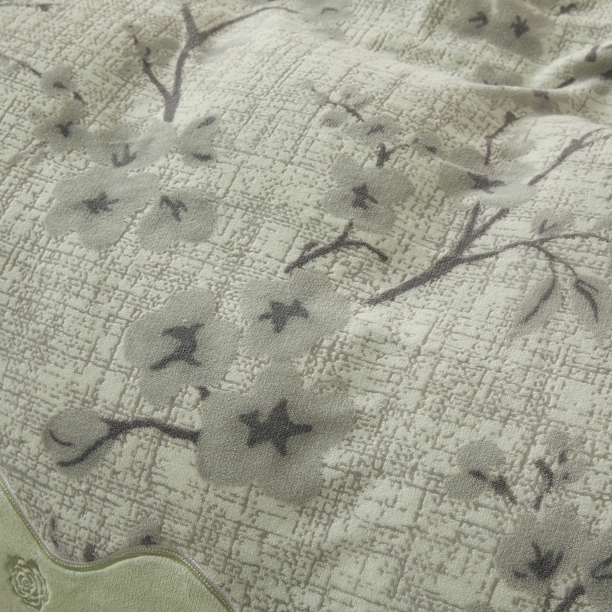 91家纺网 家纺一手货源 找家纺 宜凡家纺 2025新款牛奶绒雕花刺绣夹棉床裙四件套 寒梅絮语 绿