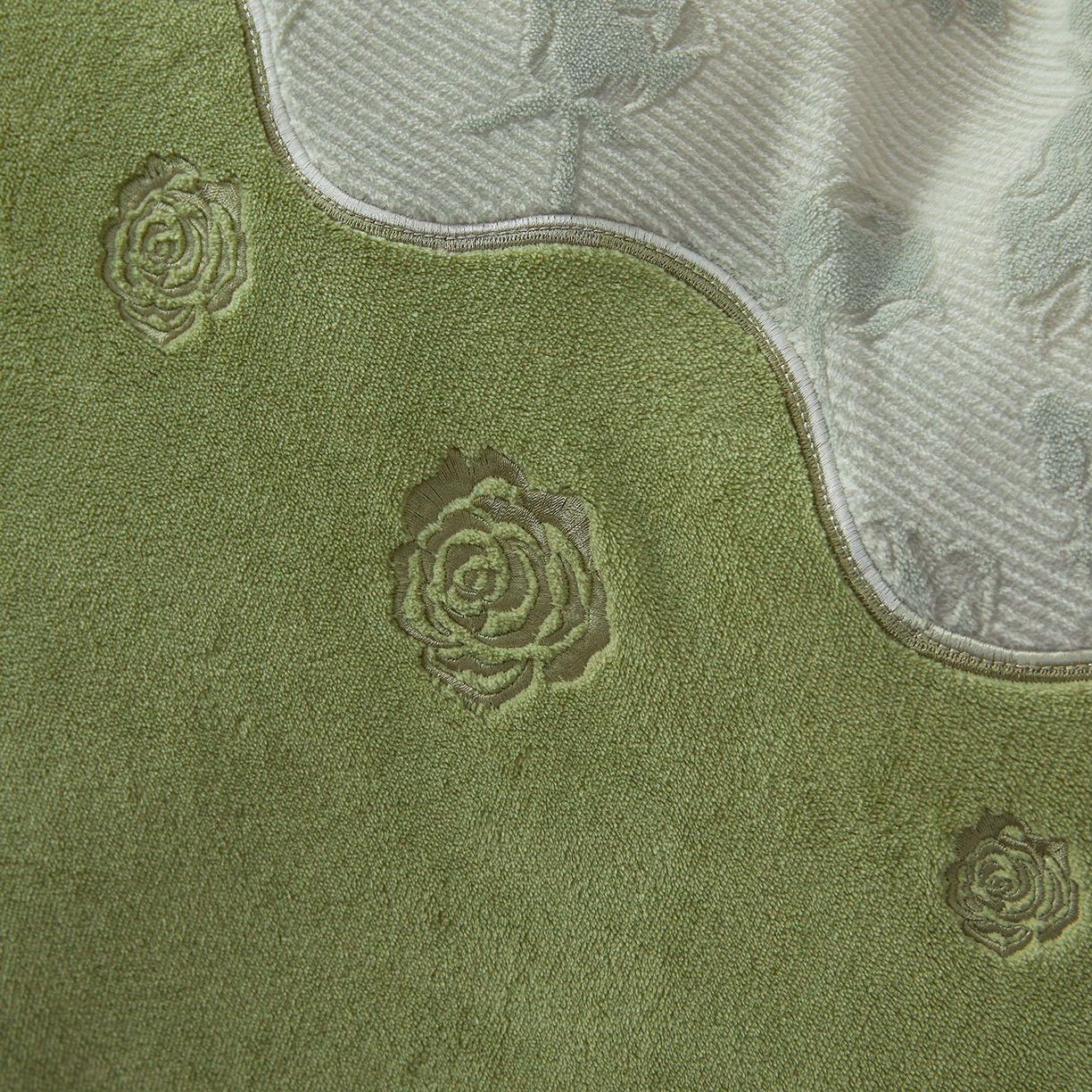 91家纺网 家纺一手货源 找家纺 宜凡家纺 2025新款牛奶绒雕花刺绣夹棉床裙四件套 温情玫瑰 绿