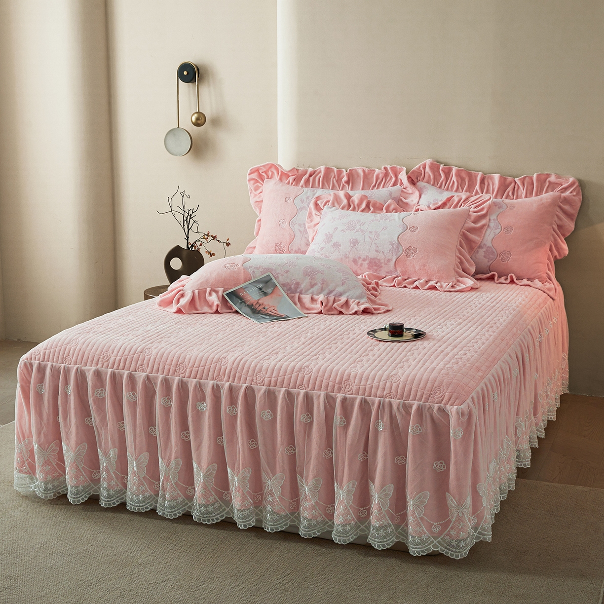 91家纺网 家纺一手货源 找家纺 宜凡家纺 2025新款牛奶绒雕花刺绣夹棉床裙四件套 温情玫瑰 玉