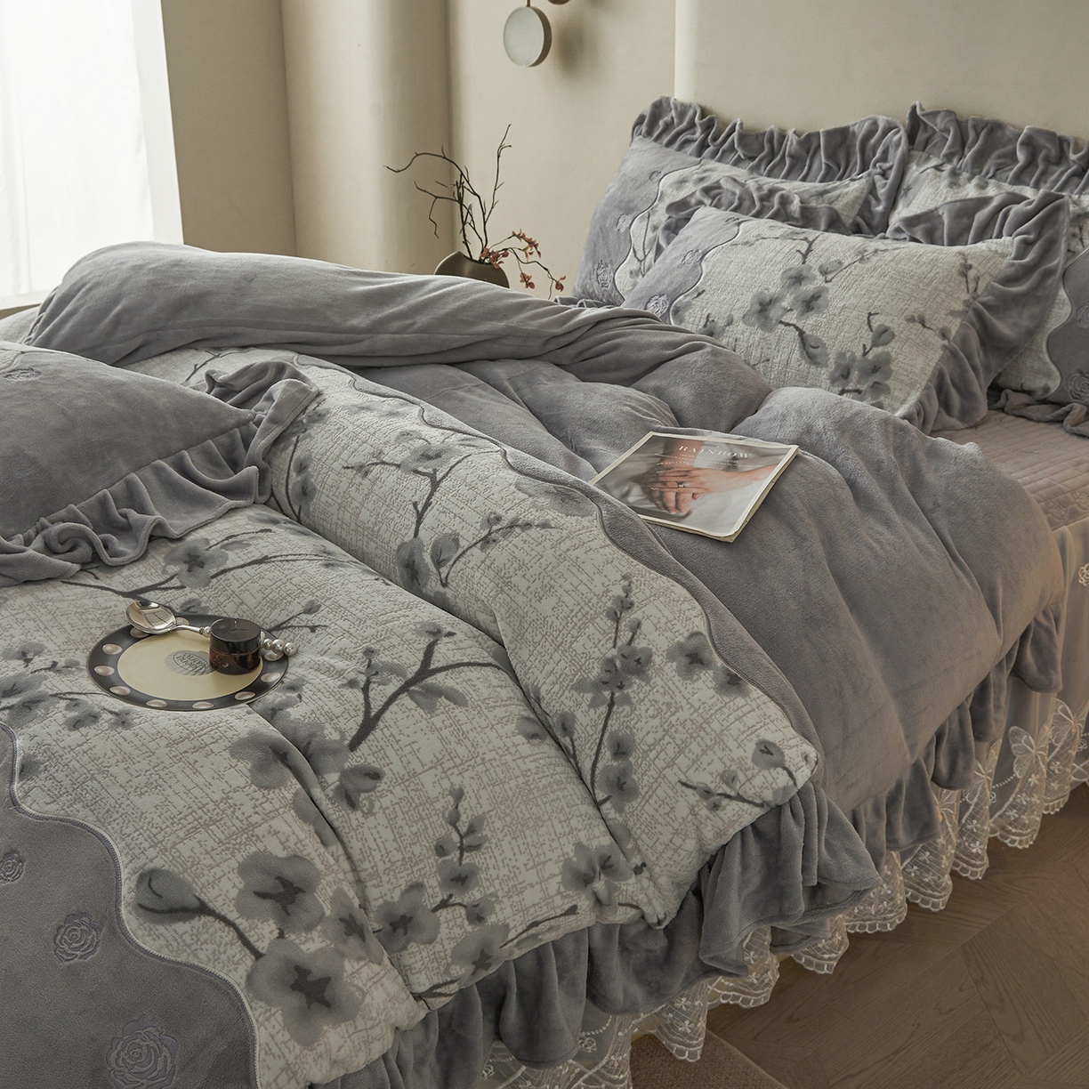91家纺网 家纺一手货源 找家纺 宜凡家纺 2025新款牛奶绒雕花刺绣夹棉床裙四件套 寒梅絮语 灰