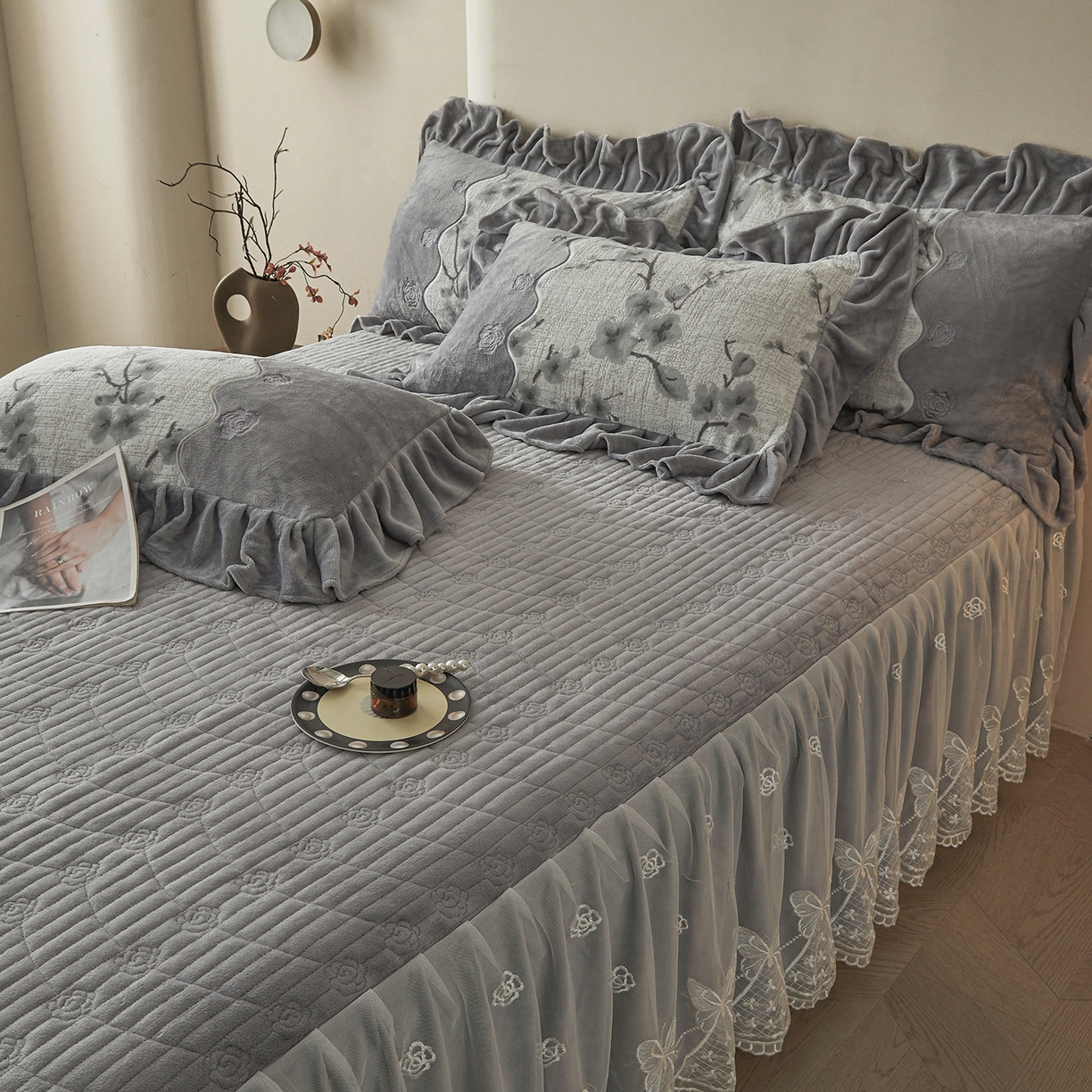 91家纺网 家纺一手货源 找家纺 宜凡家纺 2025新款牛奶绒雕花刺绣夹棉床裙四件套 寒梅絮语 灰