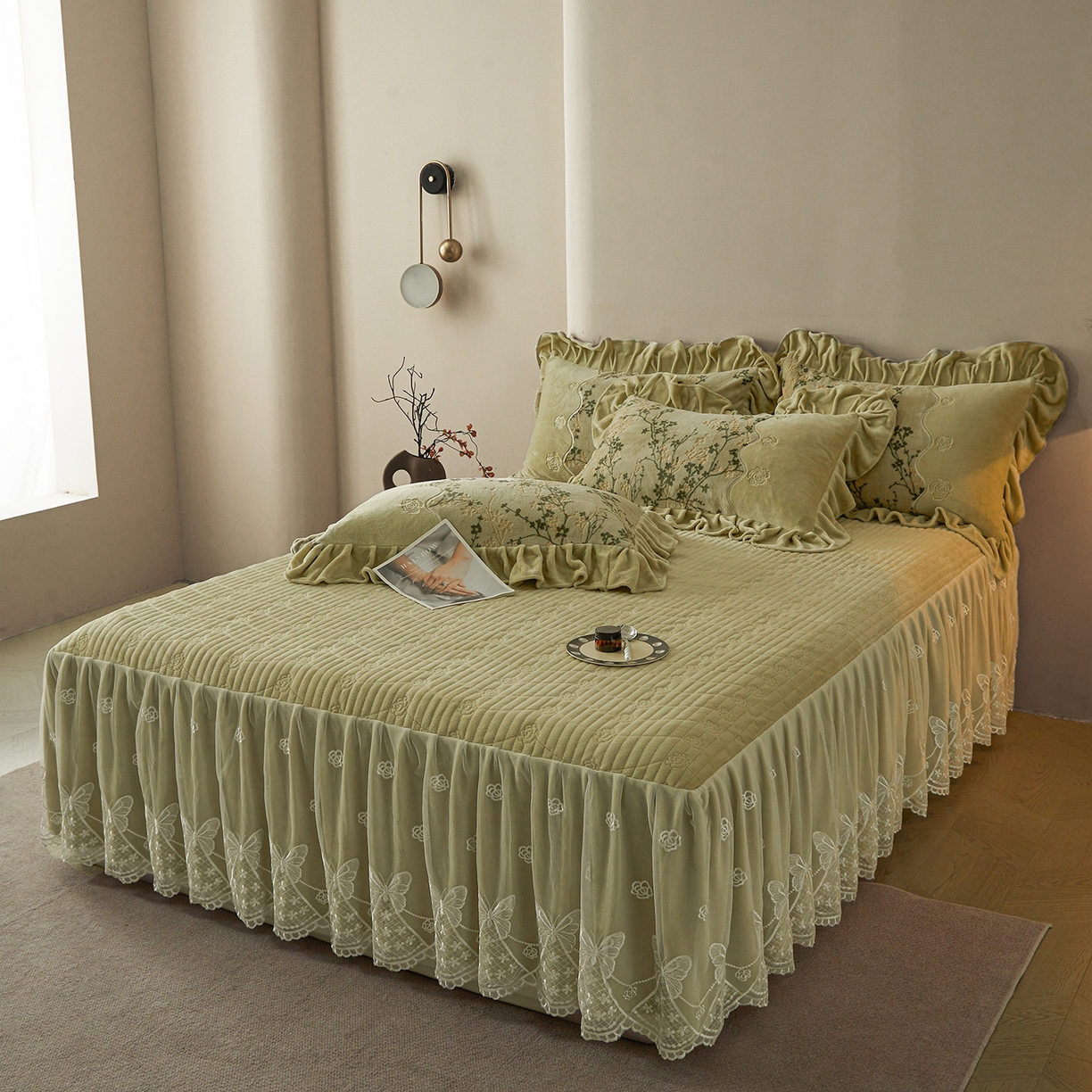 91家纺网 家纺一手货源 找家纺 宜凡家纺 2025新款牛奶绒雕花刺绣夹棉床裙四件套 倚梅傲雪 墨绿