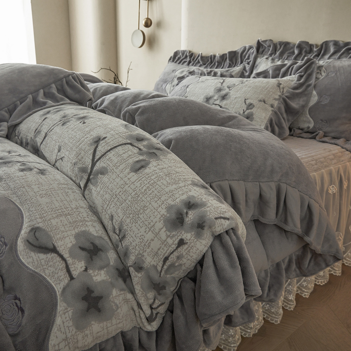 91家纺网 家纺一手货源 找家纺 宜凡家纺 2025新款牛奶绒雕花刺绣夹棉床裙四件套 寒梅絮语 灰