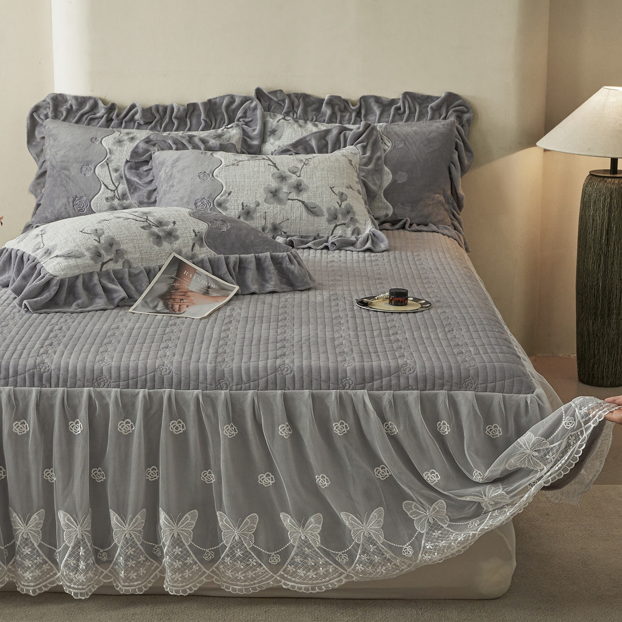 91家纺网 家纺一手货源 找家纺 宜凡家纺 2025新款牛奶绒雕花刺绣夹棉床裙四件套 寒梅絮语 灰