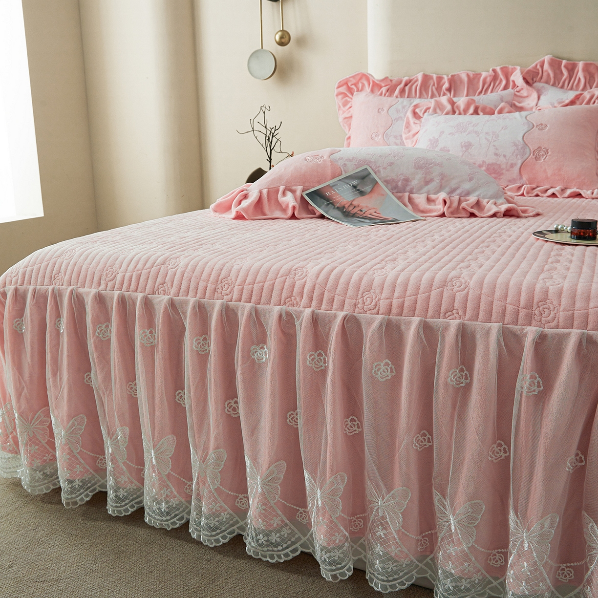 91家纺网 家纺一手货源 找家纺 宜凡家纺 2025新款牛奶绒雕花刺绣夹棉床裙四件套 温情玫瑰 玉