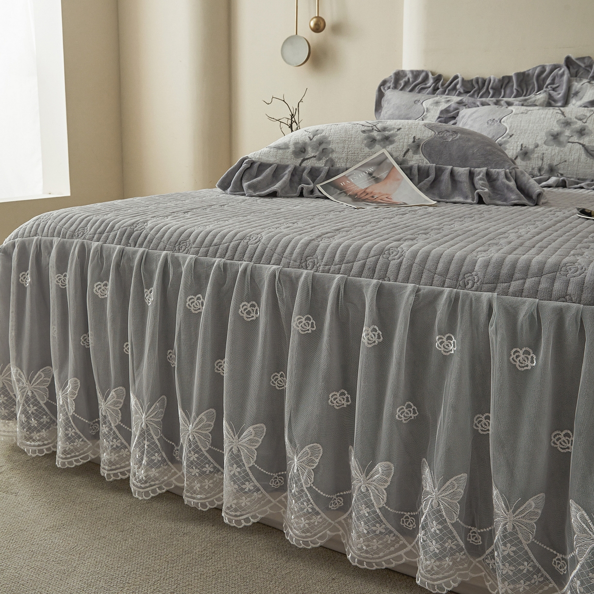 91家纺网 家纺一手货源 找家纺 宜凡家纺 2025新款牛奶绒雕花刺绣夹棉床裙四件套 寒梅絮语 灰