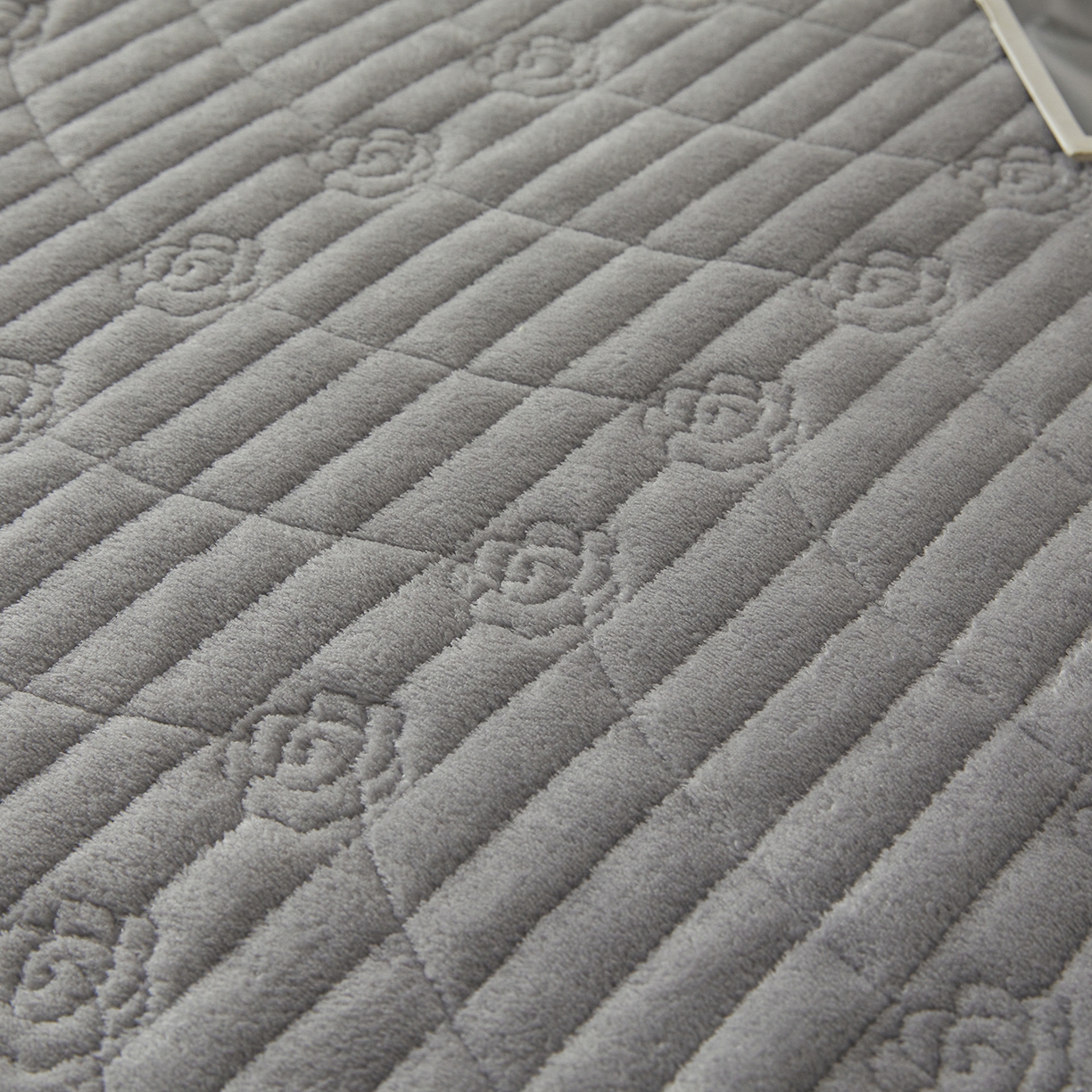 91家纺网 家纺一手货源 找家纺 宜凡家纺 2025新款牛奶绒雕花刺绣夹棉床裙四件套 寒梅絮语 灰