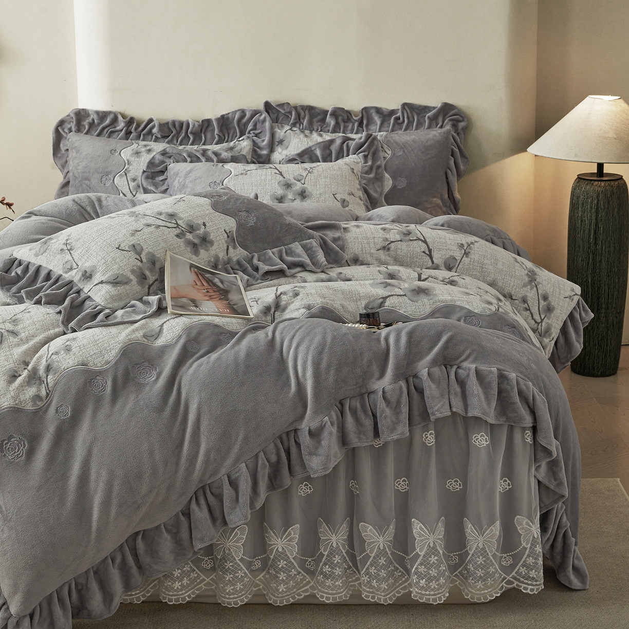 91家纺网 家纺一手货源 找家纺 宜凡家纺 2025新款牛奶绒雕花刺绣夹棉床裙四件套 寒梅絮语 灰