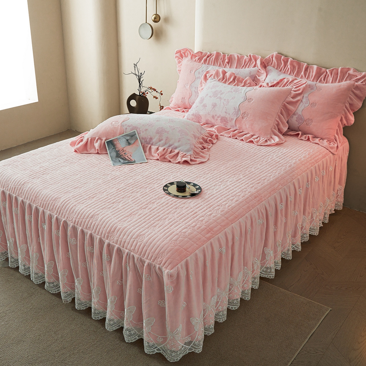 91家纺网 家纺一手货源 找家纺 宜凡家纺 2025新款牛奶绒雕花刺绣夹棉床裙四件套 温情玫瑰 玉