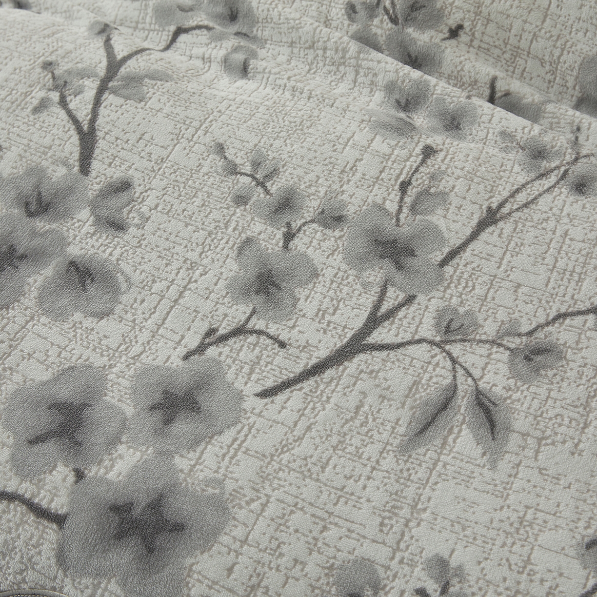 91家纺网 家纺一手货源 找家纺 宜凡家纺 2025新款牛奶绒雕花刺绣夹棉床裙四件套 寒梅絮语 灰