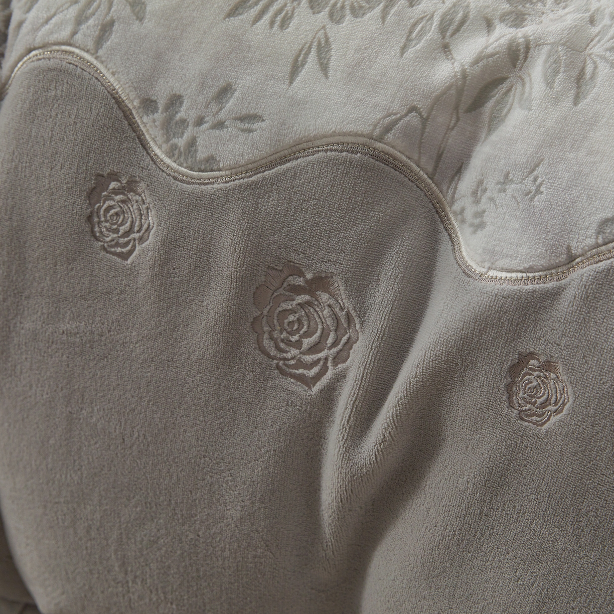 91家纺网 家纺一手货源 找家纺 宜凡家纺 2025新款牛奶绒雕花刺绣夹棉床裙四件套 倚梅傲雪 灰