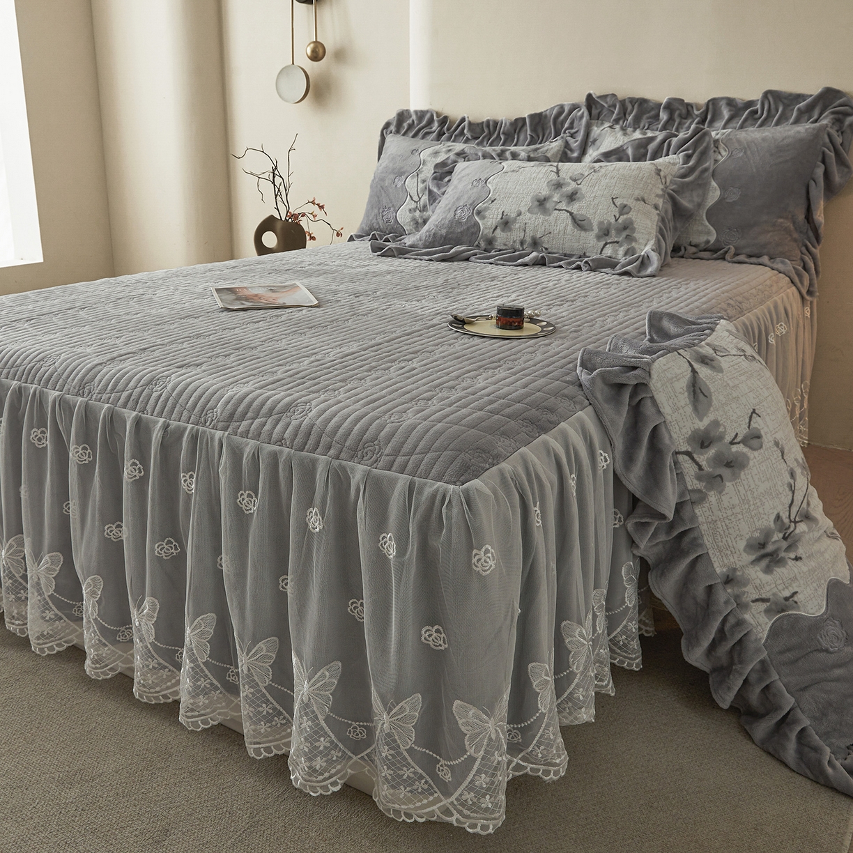 91家纺网 家纺一手货源 找家纺 宜凡家纺 2025新款牛奶绒雕花刺绣夹棉床裙四件套 寒梅絮语 灰