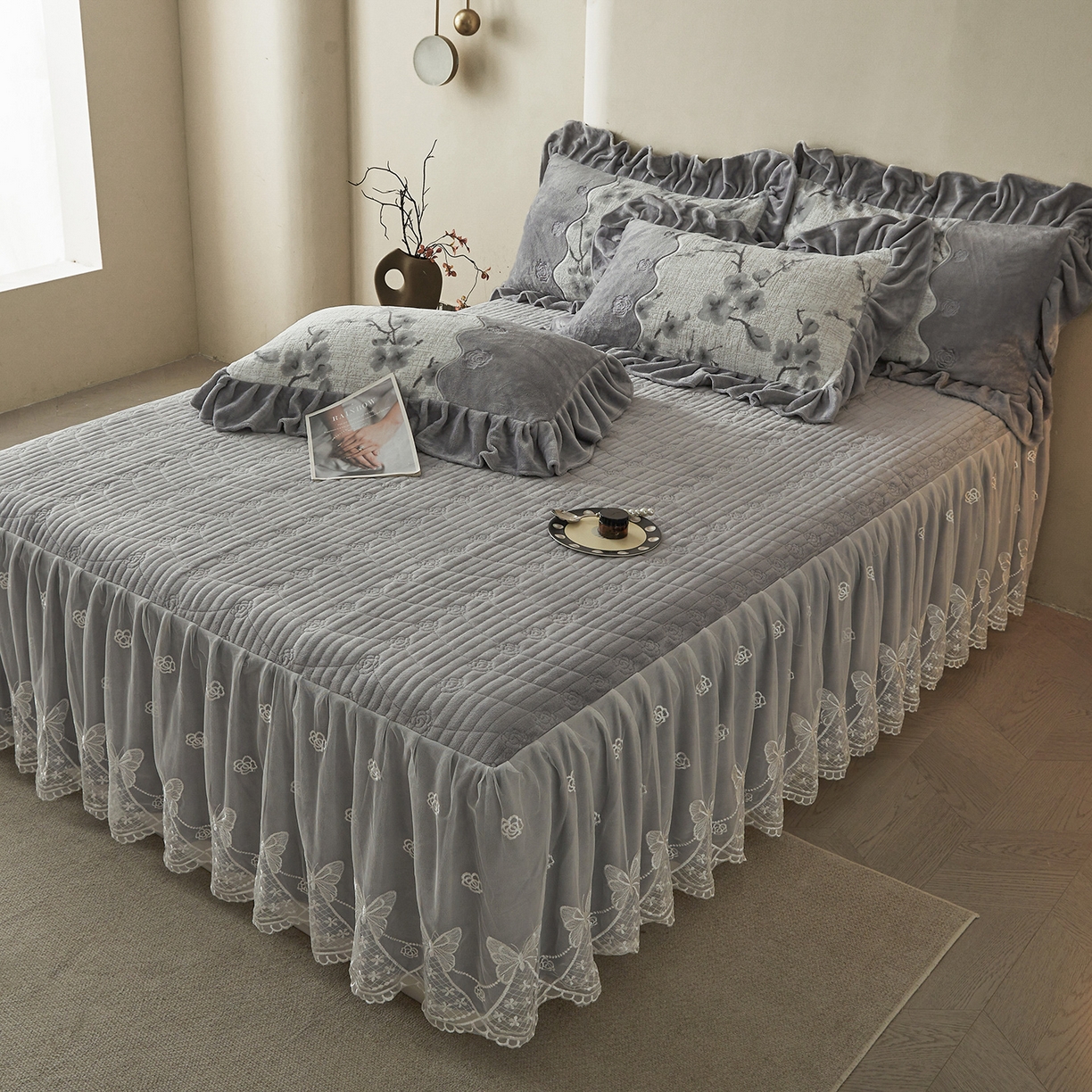 91家纺网 家纺一手货源 找家纺 宜凡家纺 2025新款牛奶绒雕花刺绣夹棉床裙四件套 寒梅絮语 灰