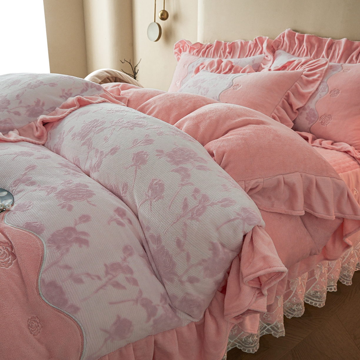 91家纺网 家纺一手货源 找家纺 宜凡家纺 2025新款牛奶绒雕花刺绣夹棉床裙四件套 温情玫瑰 玉