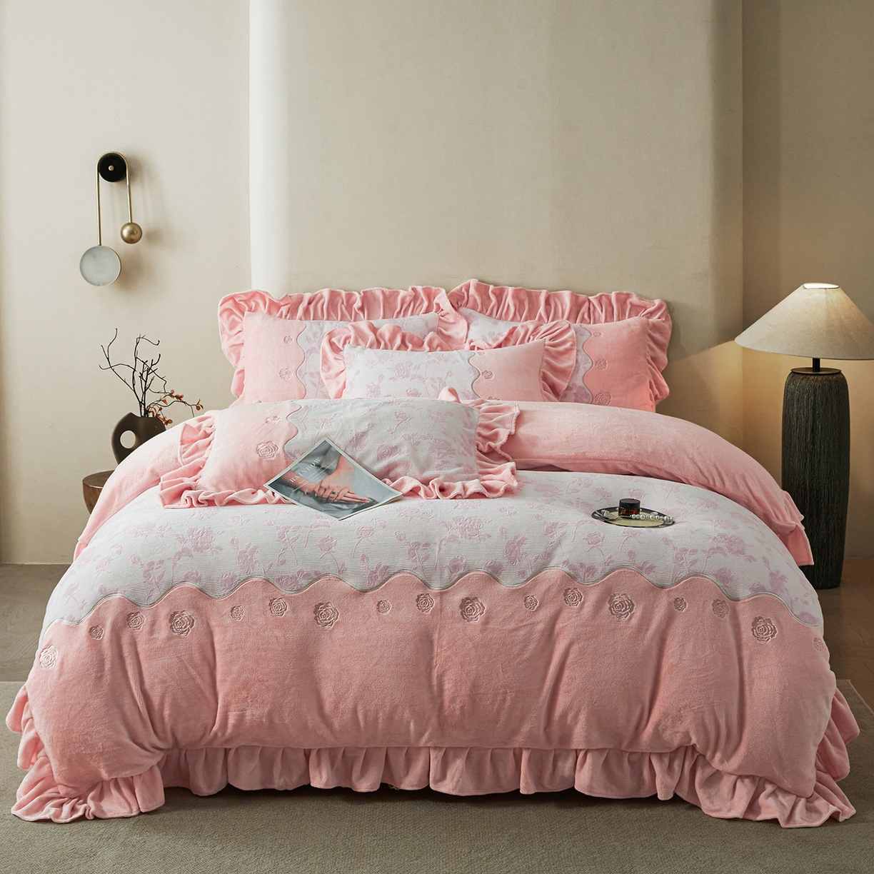 91家纺网 家纺一手货源 找家纺 宜凡家纺 2025新款牛奶绒雕花刺绣夹棉床裙四件套 温情玫瑰 玉